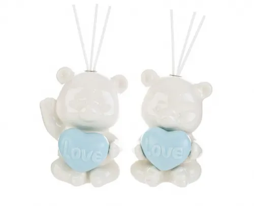 Profumatore orsetto con cuore in porcellana celeste, dimensioni 9,5x9x13 cm, con confetti Maxtris e astuccio elegante, ideale come bomboniera o regalo.